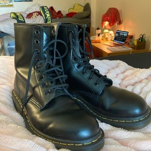 1460 WOMEN’S SMOOTH LEATHER LACE UP DOC MARTENS